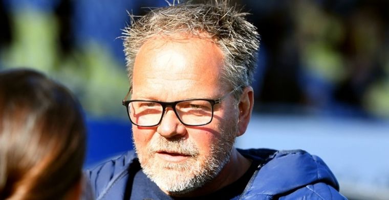 De Jong praat bij met 'leerling' Slot: 'Gaat niet meer over de opstellingen hè?'